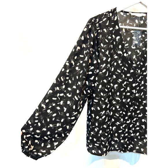 LUSH Top Women's Large V-Neck Button Down Modern Print Black Ivory NEW - Picture 8 of 13